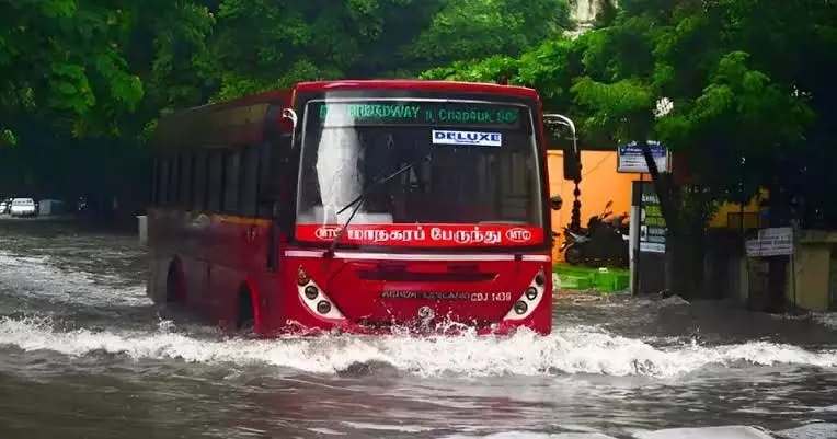 चक्रवात फेंगल के बीच यात्रियों की सहायता के लिए एमटीसी ने विशेष बसें तैनात कीं