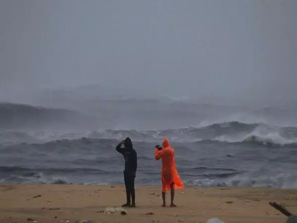 चक्रवात फेंगल Tamil तट से टकराया, पश्चिम-दक्षिणपश्चिम की ओर बढ़ने की संभावना