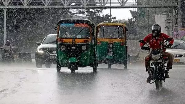 Bengaluru में चक्रवात फेंगल, भारी बारिश