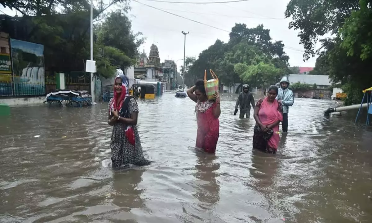 Tamil Nadu: डीएमके, एआईएडीएमके ने सहायता देने के लिए वॉर रूम स्थापित किए