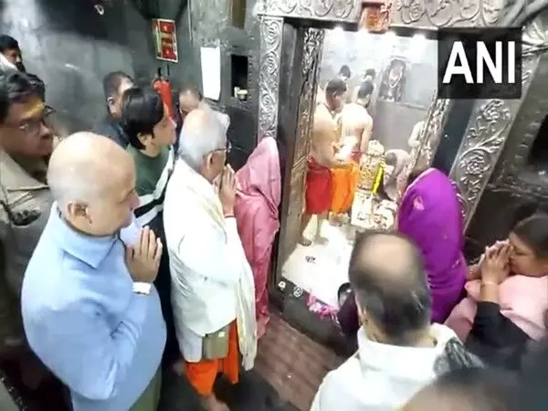 दिल्ली के पूर्व उपमुख्यमंत्री और बिहार के राज्यपाल ने Ujjain के महाकाल मंदिर में पूजा-अर्चना की