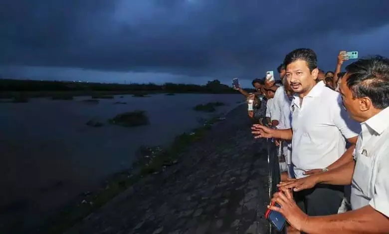 चक्रवात फेंगल पुडुचेरी के पास स्थिर, अगले 3 घंटों में कमजोर पड़ जाएगा: IMD