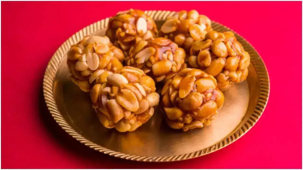 Peanut laddu: सर्दियों में कुछ खाना है मीठा तो try करे मूंगफली के लड्डू