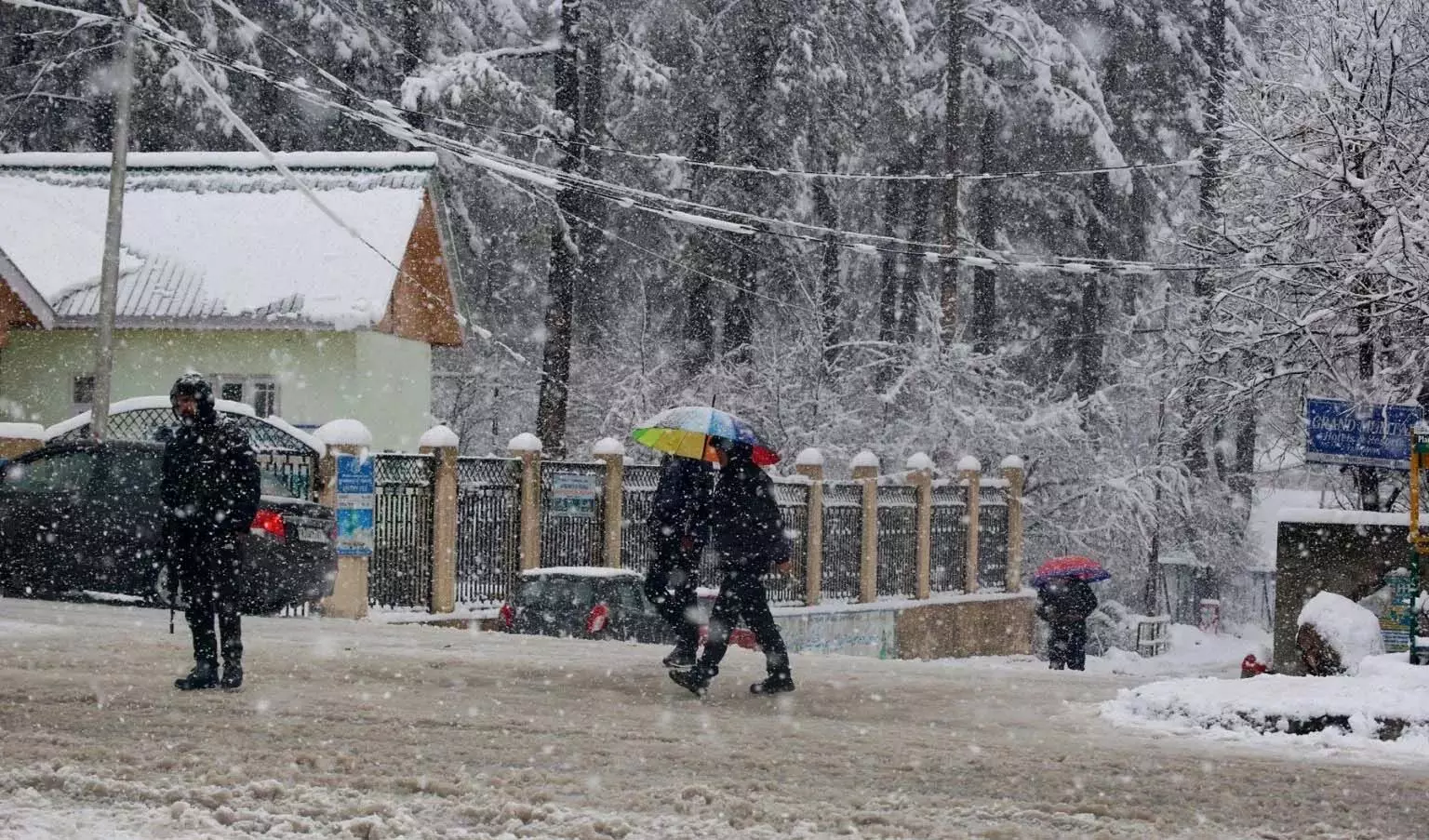 Kashmir में भारी वर्षा, लंबे समय तक ठंड का दौर जारी रहने की आशंका