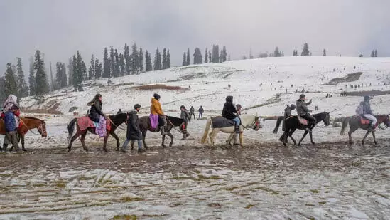 Kashmirs के पर्यटन स्थलों में ताजा बर्फबारी से रौनक लौटी