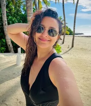 Parineeti Chopra गोवा में नाइट शिफ्ट कर रही