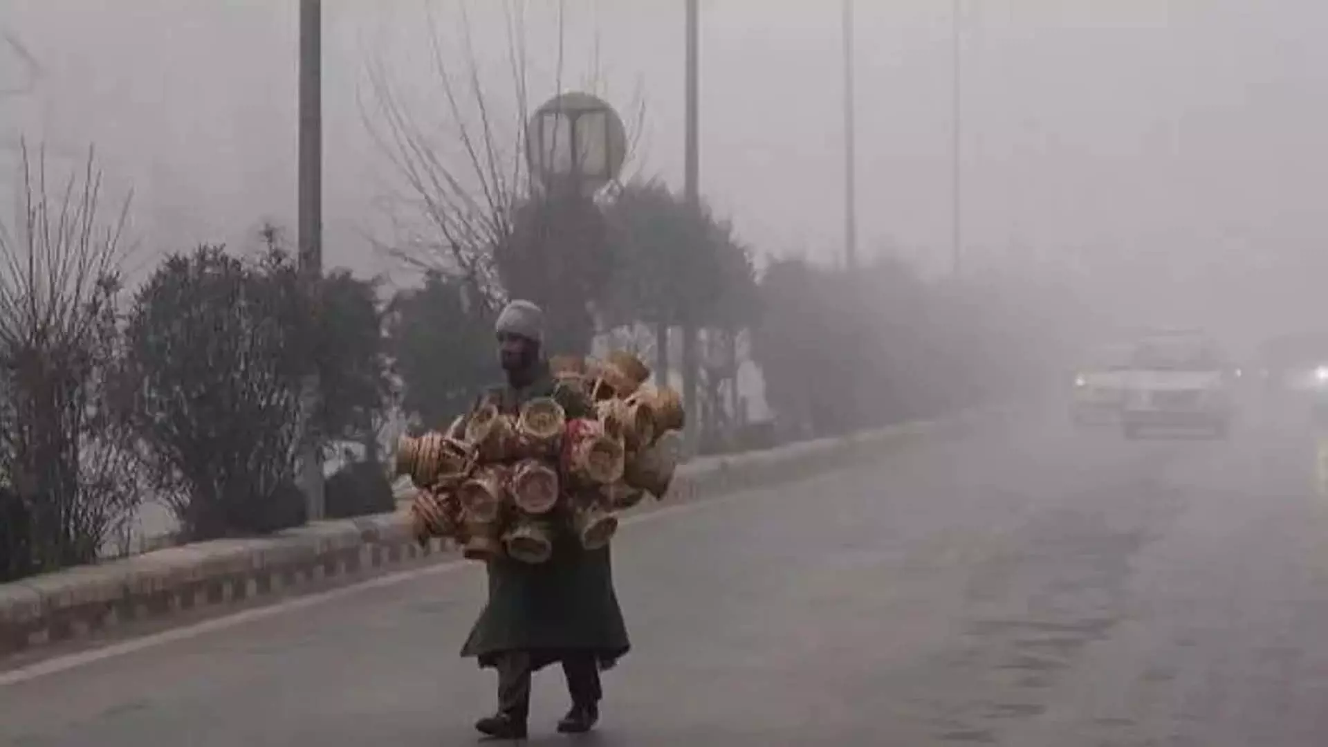 Kashmir के कई हिस्सों में घना कोहरा छाया, पारा शून्य से नीचे पहुंचा