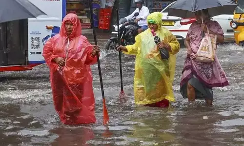 Tamil Nadu: चक्रवात फेंगल के कारण भारी बारिश से बाढ़ Tamil Nadu: चक्रवात फेंगल के कारण भारी बारिश से बाढ़