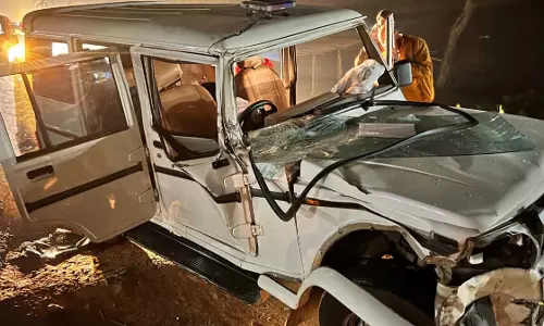 मंत्री के काफिले का एक वाहन दुर्घटनाग्रस्त, CRPF जवानों को आई चोट मंत्री के काफिले का एक वाहन दुर्घटनाग्रस्त, CRPF जवानों को आई चोट