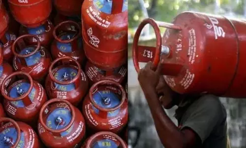 सिलेंडर की कीमत में अचानक बढ़ोतरी: क्या है नया रेट? घरेलू सिलेंडर सिलेंडर की कीमत में अचानक बढ़ोतरी: क्या है नया रेट? घरेलू सिलेंडर