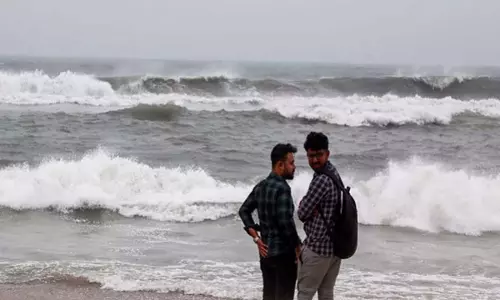 चक्रवात फेंगल उत्तरी तमिलनाडु और पुडुचेरी के तटों को पार कर गया चक्रवात फेंगल उत्तरी तमिलनाडु और पुडुचेरी के तटों को पार कर गया