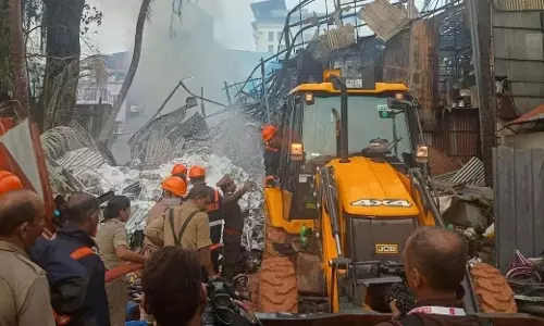 Kochi में दो जगहों पर लगी आग: एकर गोदाम में गैस सिलेंडर फटे Kochi में दो जगहों पर लगी आग: एकर गोदाम में गैस सिलेंडर फटे