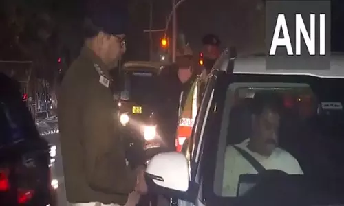 Delhi Police ने राजधानी में बहुत खराब वायु गुणवत्ता के बीच GRAP चरण IV अनुपालन की निगरानी के लिए वाहनों की जाँच की