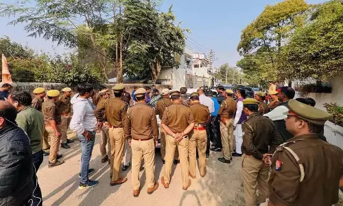 Uttar Pradesh: सपा नेताओं को संभल जाने से रोका गया Uttar Pradesh: सपा नेताओं को संभल जाने से रोका गया
