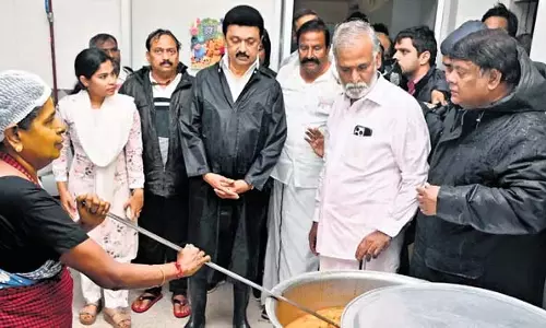 CM Stalin reviews relief work अम्मा कैंटीन में मुफ्त भोजन दिया जा रहा