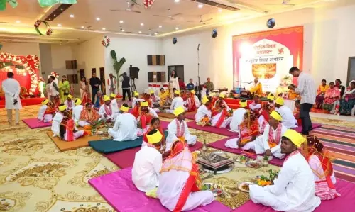 Dibrugarh: सामाजिक कार्यकर्ता ने 21 जोड़ों का सामूहिक विवाह कराया Dibrugarh: सामाजिक कार्यकर्ता ने 21 जोड़ों का सामूहिक विवाह कराया