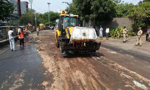 TG: हैदराबाद में व्यस्त सड़क पर ईंधन फैलने से यातायात बाधित