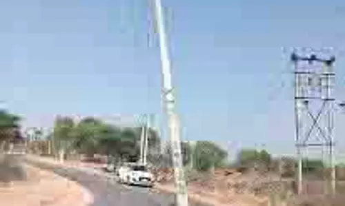 Up News: सड़क के बीचों बीच खड़ा बिजली का खंभा दे रहा है हादसों को न्योता Up News: सड़क के बीचों बीच खड़ा बिजली का खंभा दे रहा है हादसों को न्योता