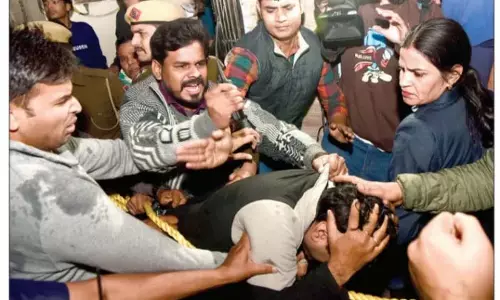 Delhi: अरविंद केजरीवाल पर तरल पदार्थ फेंकने के आरोप में व्यक्ति हिरासत में