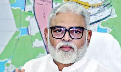 Former Minister: काकीनाडा बंदरगाह पर उपमुख्यमंत्री पवन कल्याण का भाषण असंगत Former Minister: काकीनाडा बंदरगाह पर उपमुख्यमंत्री पवन कल्याण का भाषण असंगत