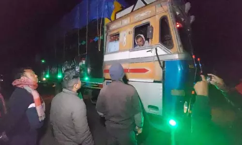 Meghalaya-Assam सीमा सड़क के अधूरे निर्माण पर ओवरलोड ट्रकों के विरोध