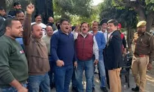 Bareilly : शोरूम करने सील पहुंची बीडीए की टीम से हाथापाई Bareilly : शोरूम करने सील पहुंची बीडीए की टीम से हाथापाई