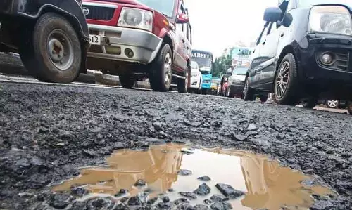Kerala में क्षतिग्रस्त ग्रामीण सड़कों की मरम्मत के लिए सरकार 1000 करोड़ रुपये खर्च करेगी Kerala में क्षतिग्रस्त ग्रामीण सड़कों की मरम्मत के लिए सरकार 1000 करोड़ रुपये खर्च करेगी