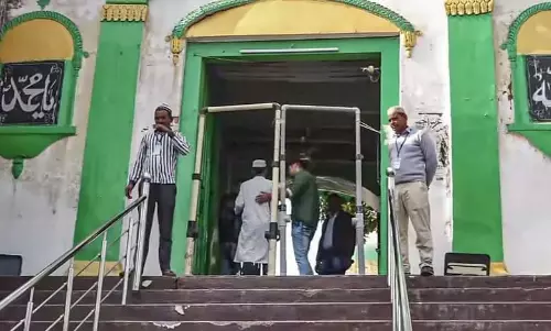 UP: हिंसा की जांच के लिए न्यायिक आयोग की टीम संभल पहुंची UP: हिंसा की जांच के लिए न्यायिक आयोग की टीम संभल पहुंची
