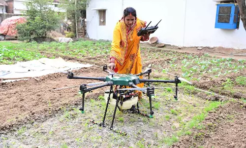 दस मिनट में ड्रोन दीदी ने कमा लिया 300 रुपए दस मिनट में ड्रोन दीदी ने कमा लिया 300 रुपए