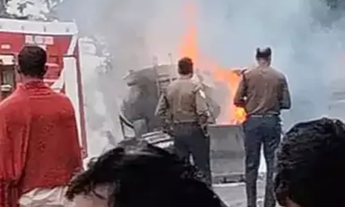 खड़ी डीजल टैंकर में लगी आग, आसपास के लोग सहमे खड़ी डीजल टैंकर में लगी आग, आसपास के लोग सहमे