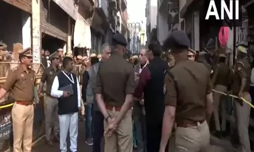 UP: कड़ी सुरक्षा के बीच 3 सदस्यीय न्यायिक समिति ने संभल में शाही मस्जिद क्षेत्र का निरीक्षण किया