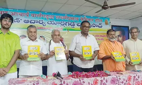 Andhra Pradesh : टॉप हैट्स एंड टेल कोट्स’ पुस्तक का विमोचन हुआ