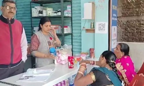 जमशेदपुर के लोगों के लिए वरदान बना जन औषधि केंद्र, सस्ती दवाइयां खरीद रहे लोग जमशेदपुर के लोगों के लिए वरदान बना जन औषधि केंद्र, सस्ती दवाइयां खरीद रहे लोग