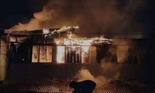 Narmadapuram: अज्ञात कारणों से मकान में लगी आग, शादी में शामिल होने गया था परिवार Narmadapuram: अज्ञात कारणों से मकान में लगी आग, शादी में शामिल होने गया था परिवार
