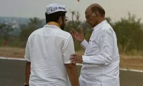 Sharad Pawar ने कान में क्या कहा? रोहित पाटिल ने वायरल फोटो का राज खोला
