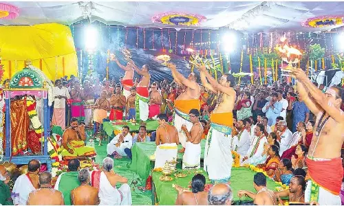 Andhra Pradesh : स्वर्णमुखी नदी पर भव्य गंगा हरती समारोह श्रद्धालुओं को रोमांचित करता Andhra Pradesh : स्वर्णमुखी नदी पर भव्य गंगा हरती समारोह श्रद्धालुओं को रोमांचित करता