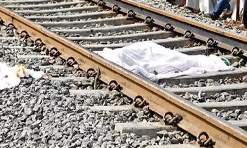 Bareilly: रेलकर्मी की ट्रेन की चपेट में आकर मौत, हत्या की आशंका Bareilly: रेलकर्मी की ट्रेन की चपेट में आकर मौत, हत्या की आशंका
