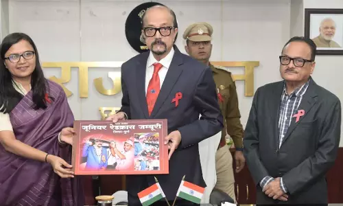 राज्यपाल डेका को जूनियर रेडकॉस जम्बूरी का एलबम भेंट किया