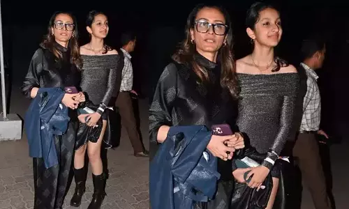 Sitara Namrata: सितारा हलचल मुंबई कॉन्सर्ट में मां के साथ Sitara Namrata: सितारा हलचल मुंबई कॉन्सर्ट में मां के साथ