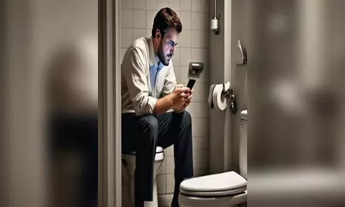 क्या आप भी टॉयलेट में करते हैं फोन का इस्तेमाल?, तो हो जाएं सावधान, नहीं तो हो सकती हैं गंभीर बीमारियां