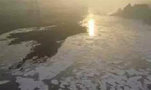 Kalindi Kunj में यमुना नदी में जहरीला झाग तैर रहा