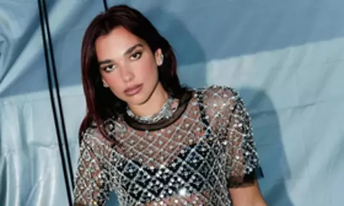 Dua Lipa ने एक शानदार प्रस्तुति दी, ‘लेविटेटिंग’ और ‘वो लड़की’ का मैश-अप प्रस्तुत किया