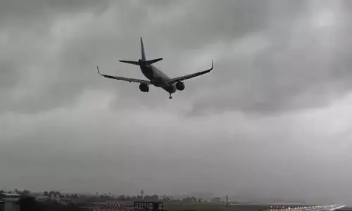 चक्रवात फेंगल ने तबाही मचाई...देखें जब लैंडिंग के दौरान लड़खड़ाया विमान