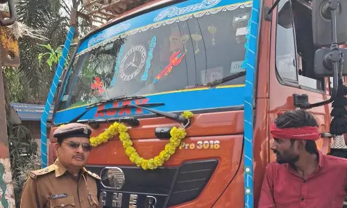Raipur Breaking : No parking में खड़ी 100 से अधिक मालवाहक वाहनों पर ताबड़तोड़ कार्यवाही