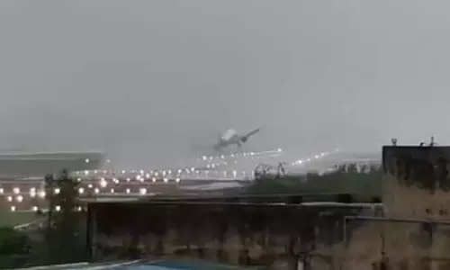 Cyclone Fengal: चेन्नई एयरपोर्ट पर इंडिगो का विमान लैंडिंग के दौरान बाल-बाल बचा, वीडियो Cyclone Fengal: चेन्नई एयरपोर्ट पर इंडिगो का विमान लैंडिंग के दौरान बाल-बाल बचा, वीडियो