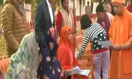 Uttar Pradesh के मुख्यमंत्री ने गोरखनाथ मंदिर में जनता दर्शन किया Uttar Pradesh के मुख्यमंत्री ने गोरखनाथ मंदिर में जनता दर्शन किया