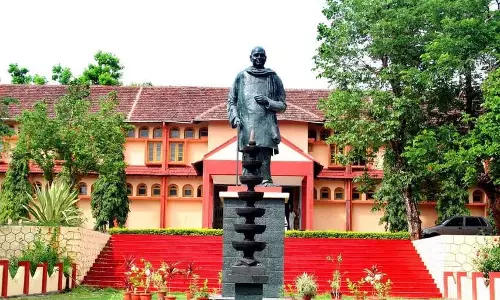 Kerala कलामंडलम में 125 कर्मचारियों की सामूहिक छंटनी का क्या कारण
