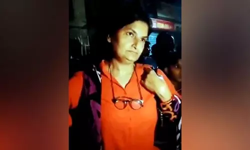 भीड़ की कैद में दिग्गज महिला पत्रकार...पुलिस ने बचाया, VIDEO भीड़ की कैद में दिग्गज महिला पत्रकार...पुलिस ने बचाया, VIDEO