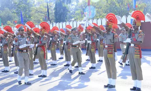 BSF ने 296 नवनियुक्त कांस्टेबलों के लिए पासिंग आउट परेड आयोजित की BSF ने 296 नवनियुक्त कांस्टेबलों के लिए पासिंग आउट परेड आयोजित की