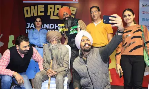 हाफ मैराथन प्री-इवेंट में Fauja Singh ने लोगों को अपनी ओर खींचा हाफ मैराथन प्री-इवेंट में Fauja Singh ने लोगों को अपनी ओर खींचा